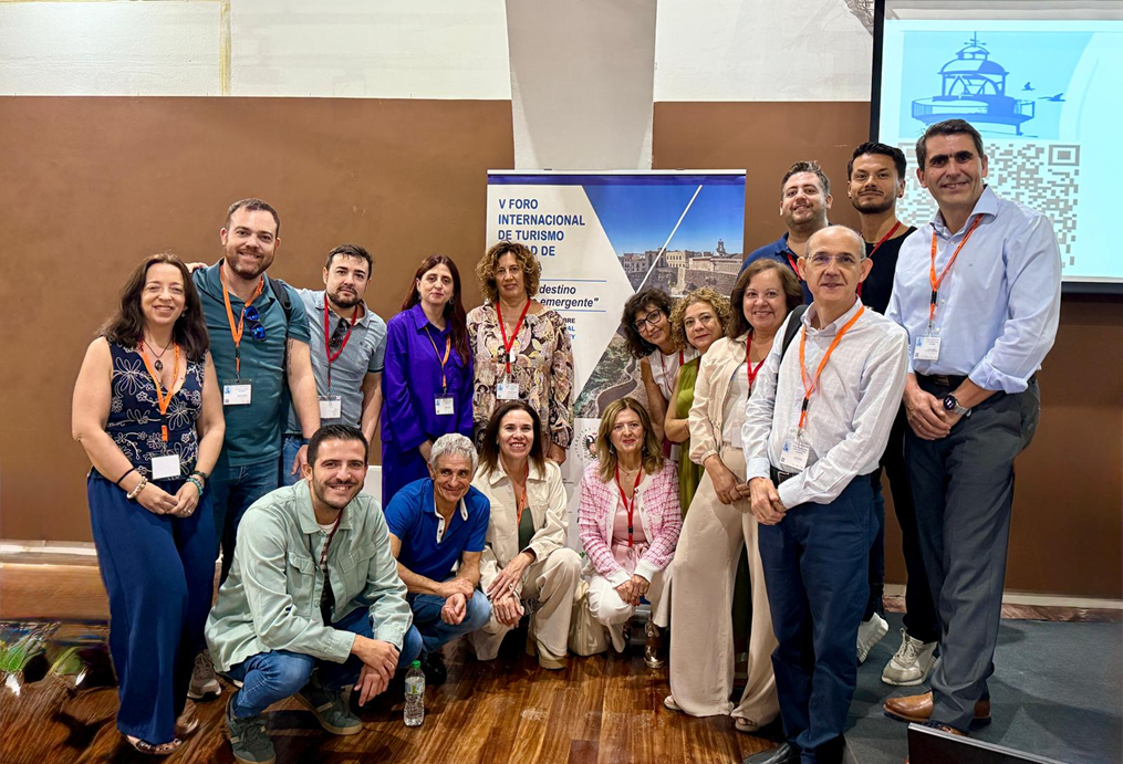 Participantes del V Foro Internacional de Turismo y junto a miembros del IATUR.